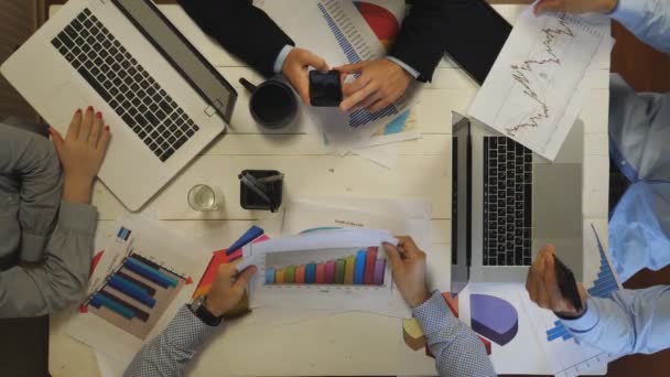 Gruppe Junger Unternehmer Plant Zukunftsprojekt Tisch Männliche Und Weibliche Hände — Stockvideo