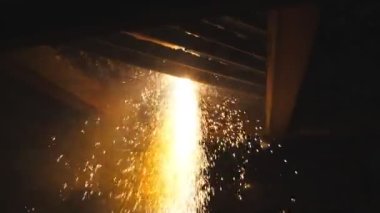 Birçok parlak kıvılcım plazma kesimi sırasında sıcak metalden uçar. Lazer kesici çalışıyor. Endüstriyel metal üretimi. Çelikten bir eser üretmek. Atölyede detayları anlatıyorum. Yavaş çekim.