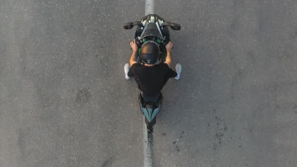 Vista Superior Motociclista Realizando Burnout Pneu Com Muita Fumaça Roda — Vídeo de Stock