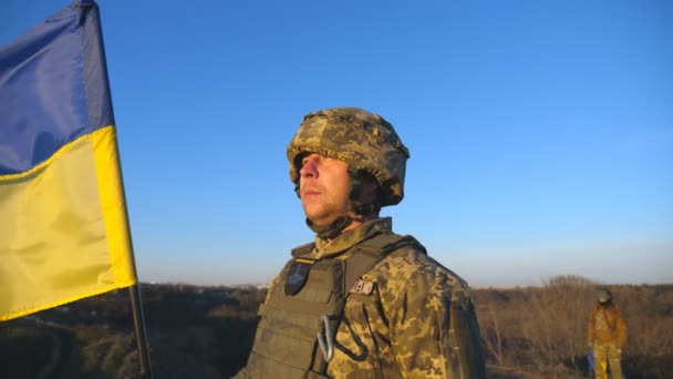 Ukrainska Armén Soldat Som Håller Viftande Flagga Ukraina Porträtt Man — Stockvideo