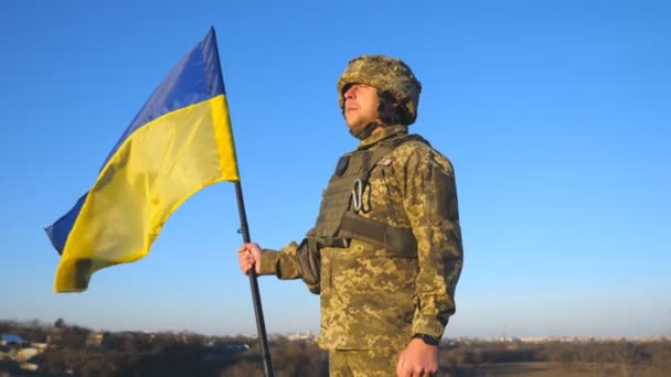 Porträt Eines Soldaten Militäruniform Hisste Die Flagge Der Ukraine Auf — Stockvideo