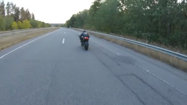 Kövesse Kerékpáros Lovaglás Modern Sport Motorkerékpár Országúton Motoros Versenyzett Motorjával — Stock videók