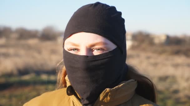 Портрет Жінки Українки Яка Дивиться Камеру Серйозний Вид Жінок Військовій — стокове відео