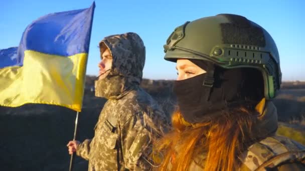 身着军服的人升起了乌克兰国旗 举着乌克兰国旗的乌克兰士兵的简况 战胜俄国侵略的胜利抗入侵的概念 慢动作 — 图库视频影像