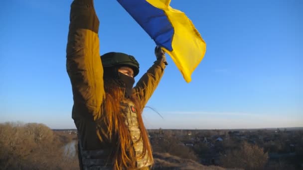 Ukrajinský Vojenský Zdravotník Držící Vlajku Ukrajiny Kopci Vztyčila Vlajka Vojáčka — Stock video