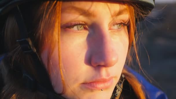 年轻的乌克兰女兵的画像 在乌克兰战争期间 戴着军用头盔的女孩脸上的悲伤情绪 俄国在欧洲的侵略抗入侵的概念 靠近点 — 图库视频影像