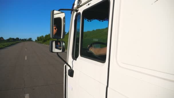 Camionista Occhiali Sole Che Riflettono Nello Specchio Laterale Sinistro Auto — Video Stock