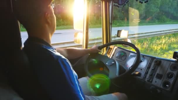 Zbliżenie Kierowcy Ciężarówki Jadącego Przez Wieś Człowiek Kapeluszu Kontroluje Ciężarówkę — Wideo stockowe
