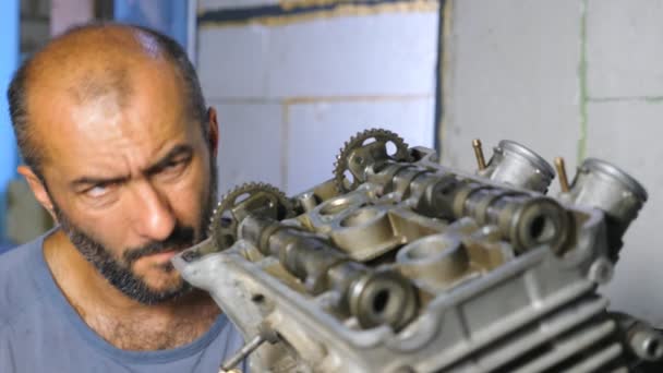Retrato Mecánico Profesional Que Repara Motor Del Vehículo Reparador Atento — Vídeos de Stock