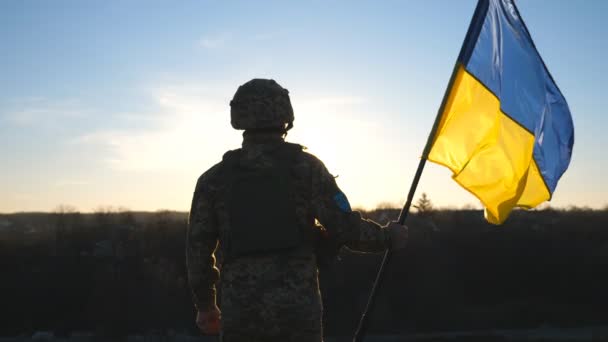 Voják Ukrajinské Armády Držící Vlajku Ukrajiny Proti Západu Slunce Muž — Stock video