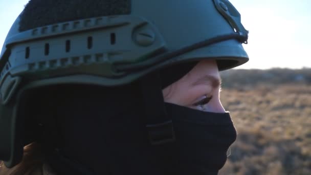 乌克兰女兵在野外行走的概况 身着军服头戴安全帽的女人在战场上乌克兰对俄罗斯侵略的胜利 抗入侵的概念 慢动作 — 图库视频影像
