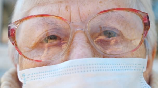 Feche Cara Avó Máscara Protetora Vírus Mulher Idosa Olhando Para — Vídeo de Stock