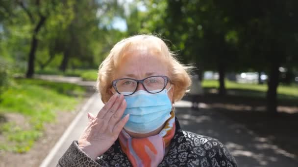 Retrato Mulher Velha Com Máscara Facial Médica Fica Rua Cidade — Vídeo de Stock