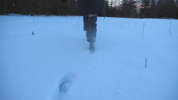 Niski Kąt Widzenia Młodzieńca Biegającego Polu Śnieżnym Ćwiczącego Koziołka Wieczorem — Wideo stockowe