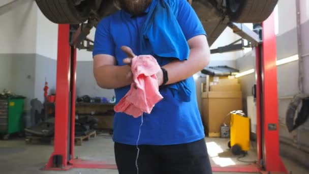 Garajdaki Yakıt Yağından Ellerini Silen Genç Bir Tamirci Üniformalı Profesyonel — Stok video