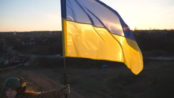 Kvinnlig Soldat Ukrainska Armén Håller Viftande Flagga Ukraina Flicka Militäruniform — Stockvideo