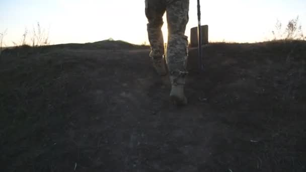 ウクライナ軍の兵士はウクライナの旗を振るために丘の上に実行されます 軍の制服を着た男は ロシアの侵略に対する勝利の印として日没に対する旗を持ち上げた 侵入抵抗 — ストック動画