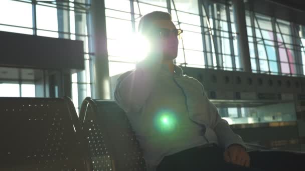 Ung Affärsman Pratar Telefon Flygplats Med Solen Flare Bakgrunden Porträtt — Stockvideo