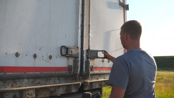 Οδηγός Ανοίγει Την Πόρτα Στο Τρέιλερ Του Παρκαρισμένου Φορτηγού Λόρυ — Αρχείο Βίντεο