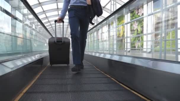 Egy Üzletember Lábai Futnak Mozgólépcsőn Terminál Halljában Guruló Bőröndös Fickó — Stock videók