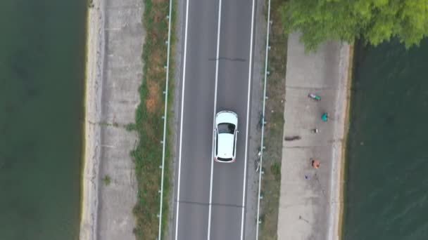 Вид Зверху Білий Автомобіль Їде Трасі Греблі Позашляховики Їздять Дорозі — стокове відео