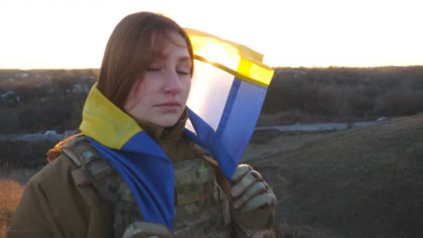 Porträtt Kvinnliga Ukrainska Armén Soldat Tittar Kameran Med Sorgligt Uttryck — Stockvideo