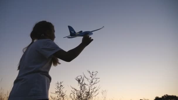 Bezstarostné Malé Dítě Drží Ruce Letadlo Při Chůzi Soumraku Šťastná — Stock video