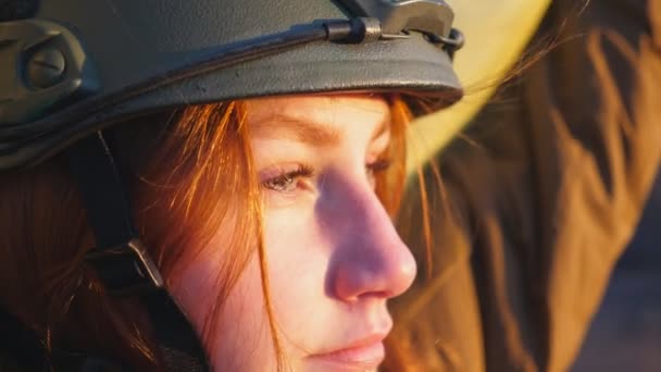 若い女性のウクライナ軍兵士の肖像画 ウクライナでの戦争中に軍事ヘルメットの少女の顔に悲しい感情 ヨーロッパにおけるロシアの侵略 侵入抵抗の概念 閉じろ — ストック動画