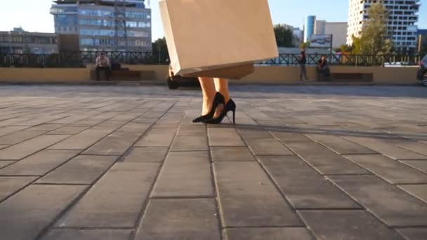 Женщины Черных Ботинках Высоких Каблуках Наступают Тротуар Девушка Идет Пакетами — стоковое видео
