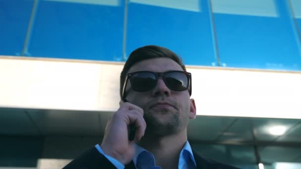 Retrato Jovem Empresário Óculos Sol Falando Telefone Livre Perto Escritório — Vídeo de Stock