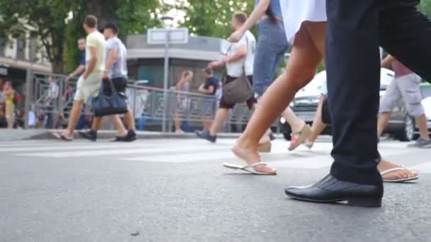 ダウンタウンの道路を横断するビジネスマンの足 若いマネージャーの足の大都市で横断歩道を歩く 若い男性起業家が通勤している 低角度表示スローモーション閉じる — ストック動画