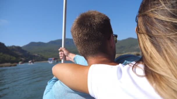 Vue Arrière Arrière Jeune Couple Passant Temps Ensemble Sur Pont — Video