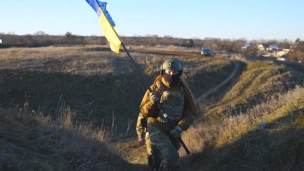 Soldiers Ukrainian Army Walks Hill Top Lifted Flag Ukraine People — Video