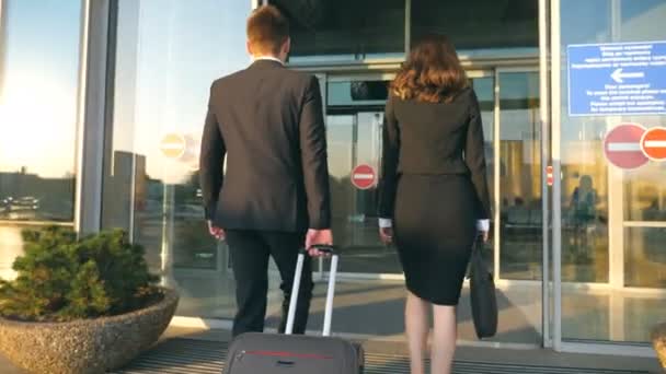 Деловые Люди Едут Аэропорт Своим Багажом Молодой Бизнесмен Чемоданом Колесах — стоковое видео