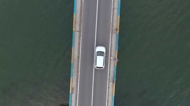 Blick Von Oben Auf Weißes Auto Fährt Durch Staudamm Route — Stockvideo