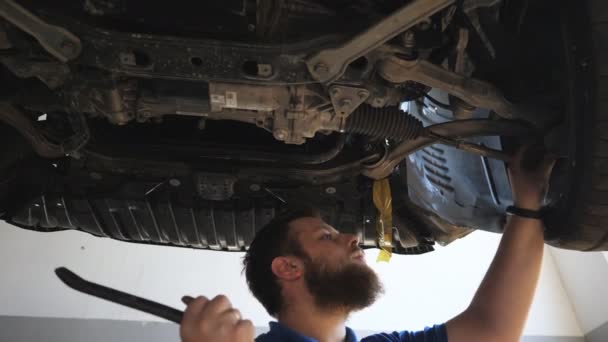 Jonge Reparateur Uniform Inspecteren Schorsing Van Een Auto Werkplaats Professionele — Stockvideo