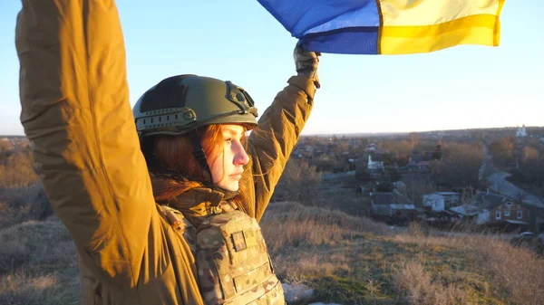 Профиль Женщины Солдата Украинской Армии Стоит Флагом Украины Смотрит Вдаль Стоковое Фото