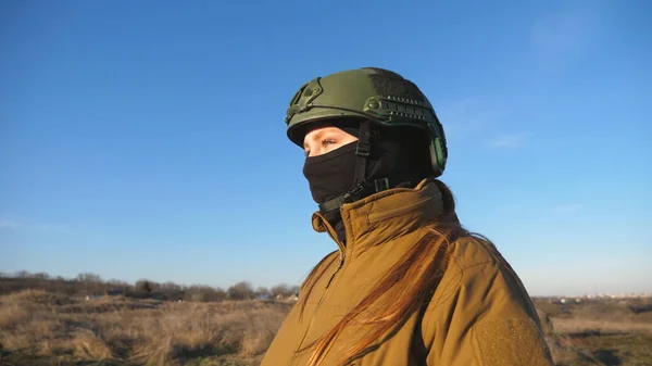 Femeie Soldat Ucrainean Merge Teren Femeie Uniformă Militară Cască Pajişte Imagine de stoc