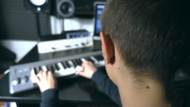 Mężczyzna Muzyk Grający Syntezator Studiu Nagrań Dźwiękowych Mężczyzna Gra Solo — Wideo stockowe