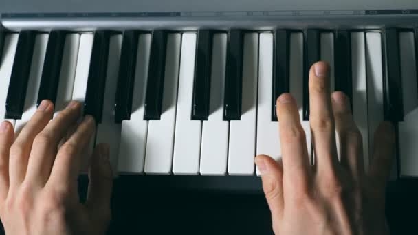 Rękach Mężczyzna Muzyk Grający Syntezatorze Męskie Ramiona Solo Gra Muzyka — Wideo stockowe