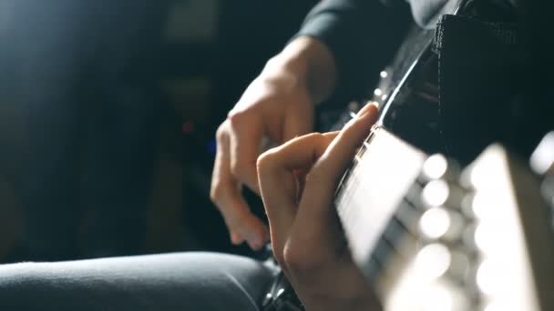 Feche Dedos Guitarrista Nas Cordas Mens Braços Toca Solo Música — Vídeo de Stock