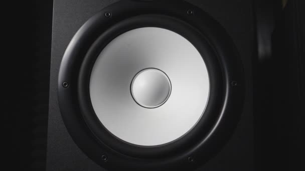 关闭移动现代低音炮录音工作室 白色圆形音频扬声器在低频下通过声音脉动和振动 高保真扬声器膜的工作 慢动作 — 图库视频影像