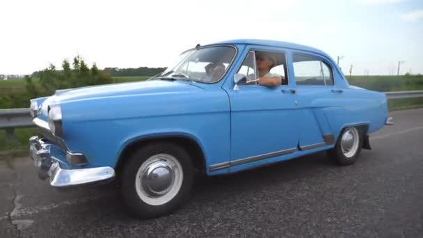 Klasyczny Stary Samochód Podróżujący Autostradzie Letni Dzień Młoda Para Jeżdżąca — Wideo stockowe