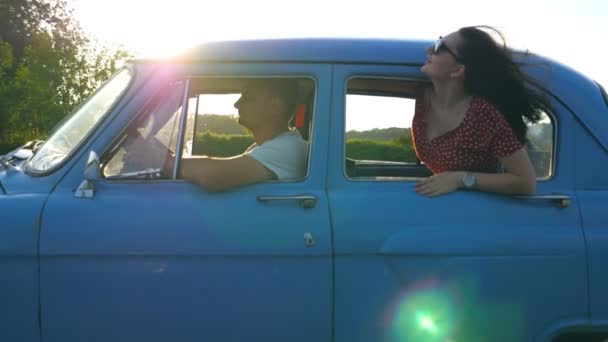 Привлекательная Девушка Солнечных Очках Высунувшаяся Винтажного Окна Машины Наслаждающаяся Поездкой — стоковое видео