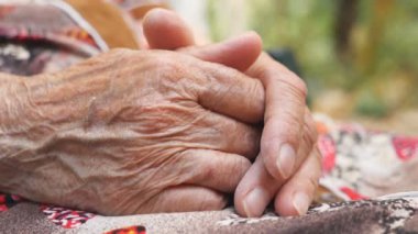 Buruşuk ellerinin dışında Masaj yapma büyükanne. Yaşlı kadın kolları açık dikkat çekici. Yan görünümü ağır çekim kapatın.