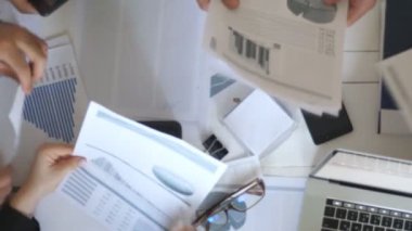 Üstten Görünüm eller İşadamlarından verimli bir şekilde belgeleriyle çalışma için. Ofiste masada oturan işçi grubu. Yaratıcı ekibi meşgul geliştirme iş. Ofis Masası üzerinde karışıklık çalışmanın görünümü. Yavaş mo.