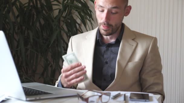 Egy Öltönyös Fiatal Üzletember Munkahelyén Modern Irodában Sikeres Üzletember Egy — Stock videók