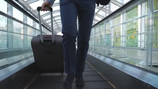 Pernas Homem Negócios Correndo Escada Rolante Corredor Terminal Vista Frontal — Vídeo de Stock