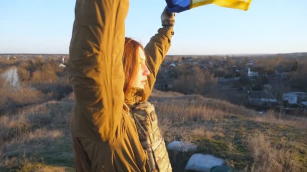 Női Ukrán Katona Lobogtatva Ukrajna Zászlaját Katonai Egyenruhás Lány Felemelte — Stock videók