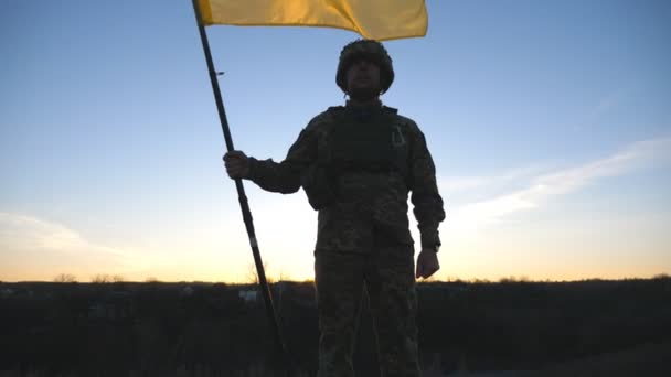 Soldaat Van Het Oekraïense Leger Met Zwaaiende Vlag Van Oekraïne — Stockvideo